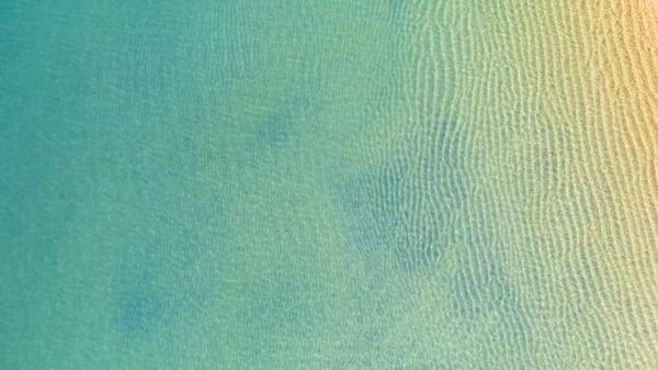Bovenaanzicht van de luchtfoto, schaduw Smaragd blauw water en Wave Foam op tropi — Stockfoto