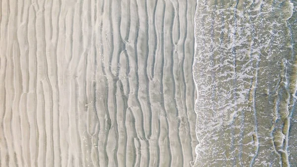 Havadan üst görünümü, Tropica üzerinde su gölge ve dalga köpük ile Plaj — Stok fotoğraf