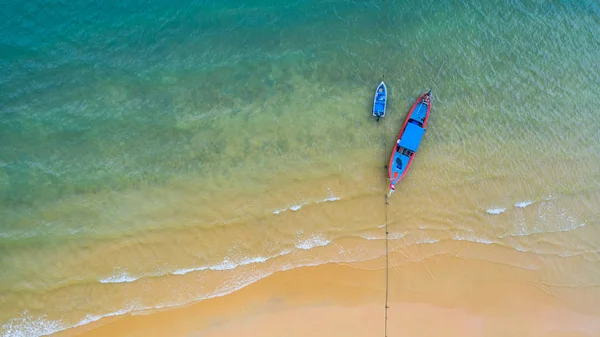 Vista aérea, Barco pesquero, Barco turístico flotando en un shallo — Foto de Stock