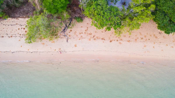 Aerial view of Beach with shade emerald blue water and wave foam — Stock Photo, Image