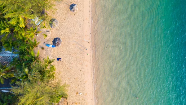 Vista aérea de la playa con sombra de agua azul esmeralda y espuma de olas —  Fotos de Stock