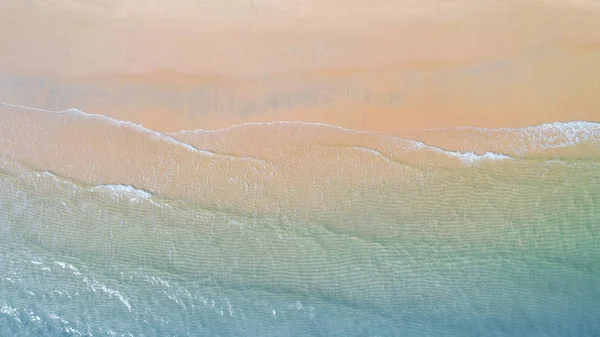 Vista aérea de la playa con sombra de agua azul esmeralda y espuma de olas —  Fotos de Stock