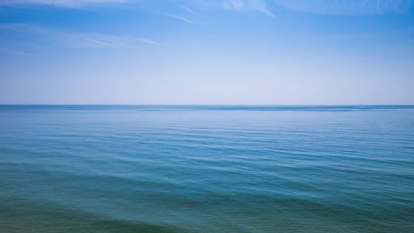 Deniz suyunun üzerinde hava fotoğrafı — Stok fotoğraf