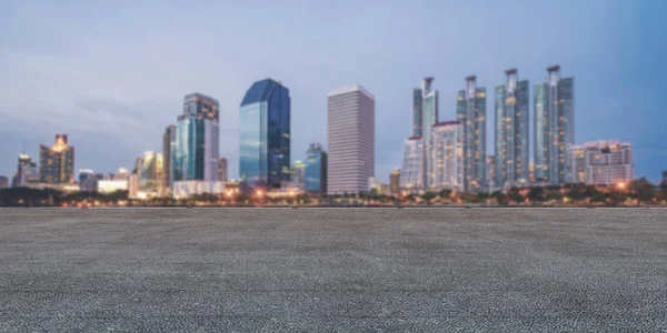 Piso de hormigón vacío panorámico y horizonte con edificios —  Fotos de Stock