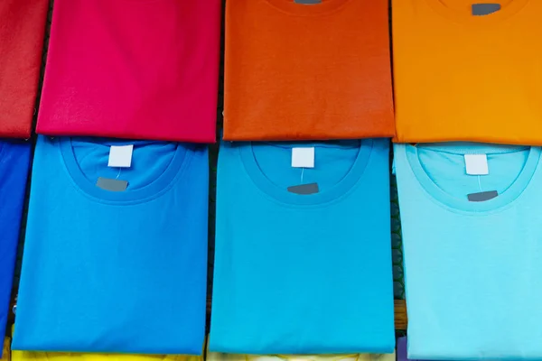 Renkli t-shirt askıları üzerinde yakın çekim — Stok fotoğraf