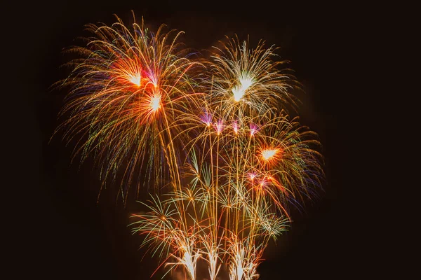 Brilho bonito iluminar no céu a partir de fogos de artifício à noite — Fotografia de Stock