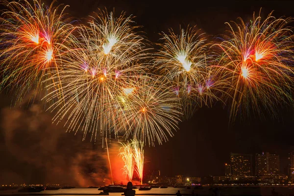 Vackra glitter lyser upp på himlen från fyrverkerier på natten — Stockfoto