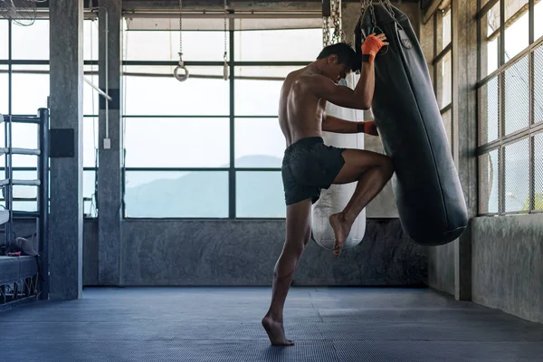 Боец занимается боксом в тренажерном зале, тайским боксом, мартиалом — стоковое фото