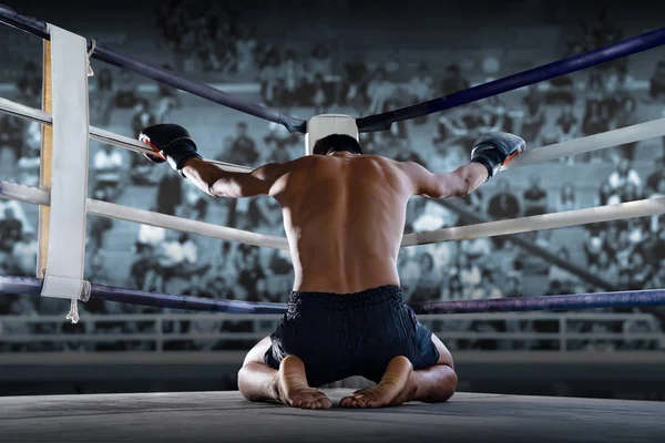 Боец на сцене перед боем, Боевые искусства, Тайский бокс — стоковое фото