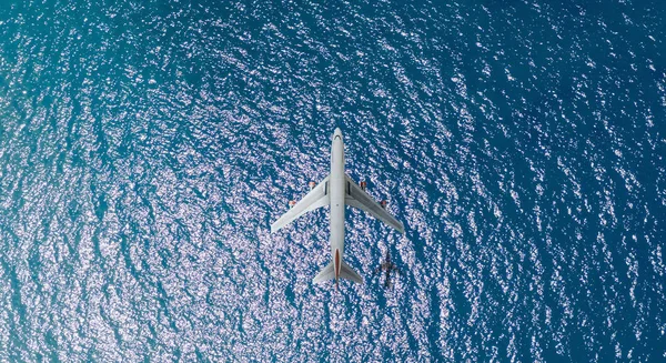 Εναέρια κορυφή θέα του αεροπλάνου πετάει πάνω από μια θάλασσα, θέα από πάνω — Φωτογραφία Αρχείου