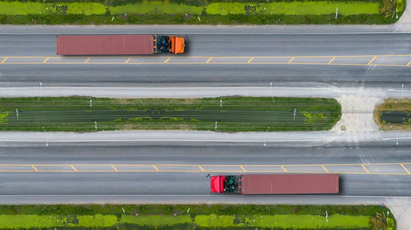 Luftaufnahme von Lastwagen auf Straße und Autobahn — Stockfoto