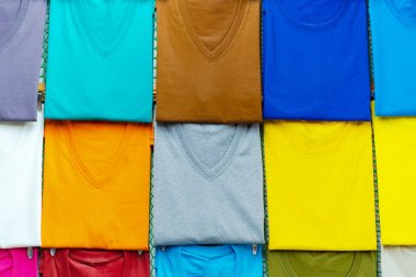 Renkli t-shirt askıları üzerinde yakın çekim