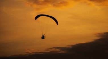 Gün batımında paramotor silueti