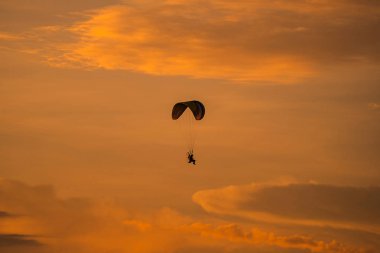 Gün batımında paramotor silueti