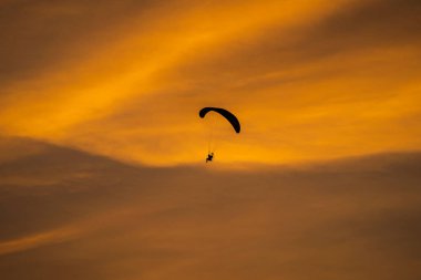 Gün batımında paramotor silueti