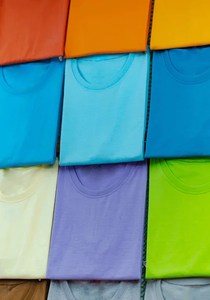 Close up de t-shirts coloridas em cabides — Fotografia de Stock