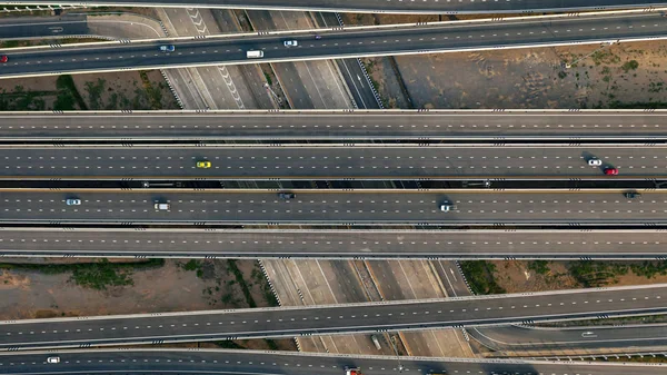 Vue aérienne du dessus de l'autoroute, route de jonction de la ville de transport avec ca — Photo