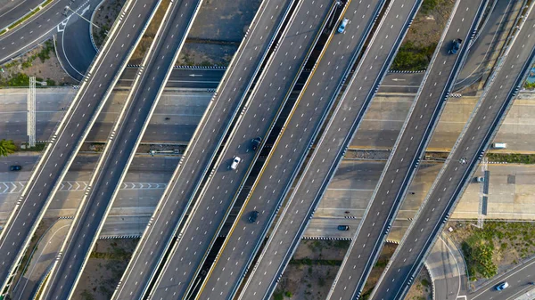 Vista superior aérea da estrada, estrada da junção da cidade do transporte com ca — Fotografia de Stock