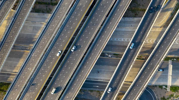 Vue aérienne du dessus de l'autoroute, route de jonction de la ville de transport avec ca — Photo