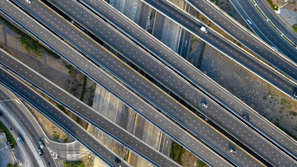 Vista aérea de la autopista, carretera de enlace de la ciudad de transporte con ca — Foto de Stock