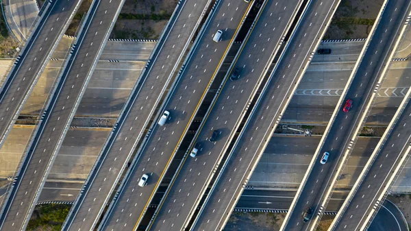 Vue aérienne du dessus de l'autoroute, route de jonction de la ville de transport avec ca — Photo