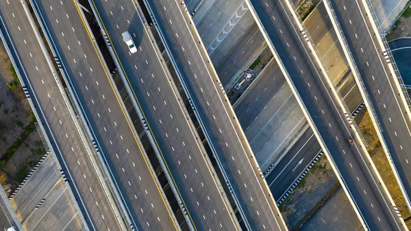 高速道路、CAと交通都市ジャンクション道路の空中トップビュー — ストック写真