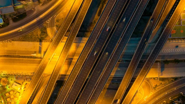 Вид зверху на повітряну магістраль, транспортна міська перехресна дорога з — стокове фото