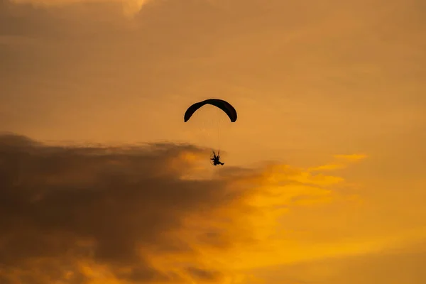 The silhouette of the paramotor at sunset — Stock Photo, Image