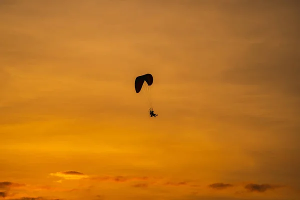 A silhueta do paramotor ao pôr do sol — Fotografia de Stock