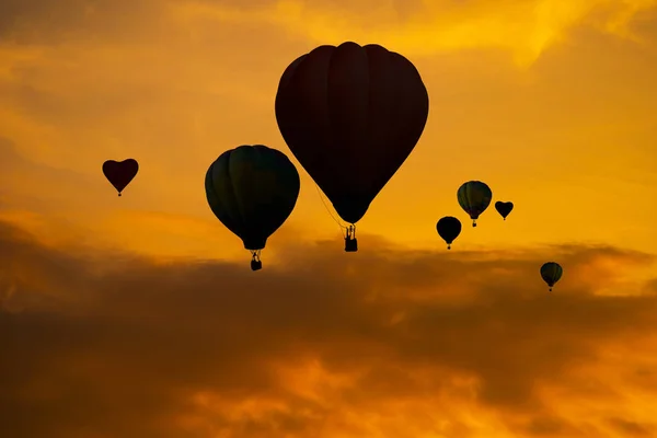 Gün batımında gökyüzünde Balonlar silueti — Stok fotoğraf