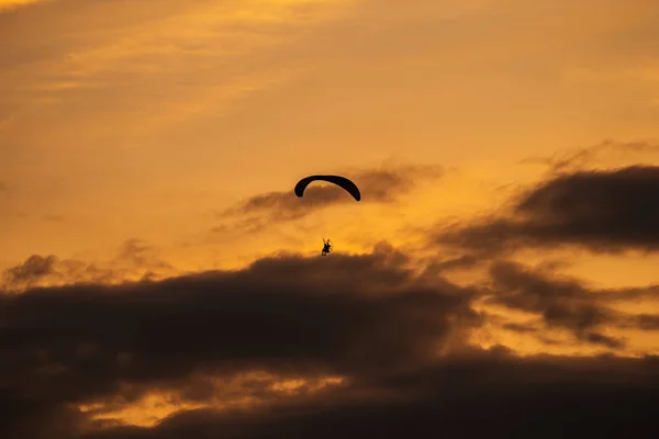 La silhouette du paramoteur au coucher du soleil — Photo