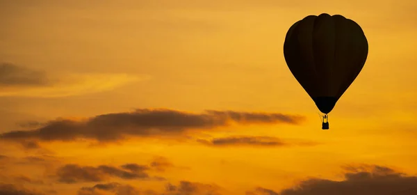 Silueta balónu na obloze při západu slunce — Stock fotografie