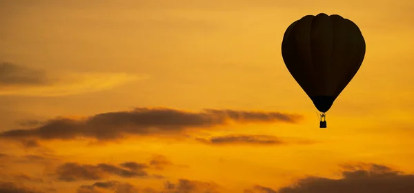 La silueta de Globo en el cielo al atardecer — Foto de Stock