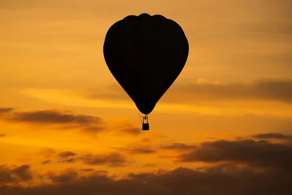 Gün batımında gökyüzünde Balon silueti — Stok fotoğraf