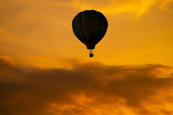 Silueta balónu na obloze při západu slunce — Stock fotografie
