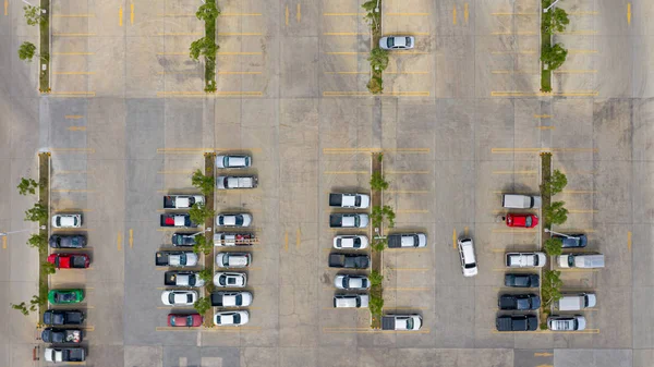 La vista dall'alto del parcheggio occupato con i droni — Foto Stock