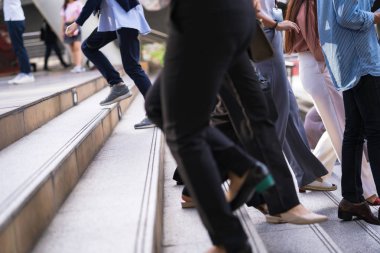 Şehirde sokakta yürüyen bacak ve ayakkabıların yakınlığı