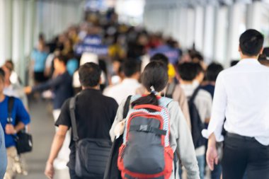 Şehir caddesinde yürüyen isimsiz insan kalabalığı