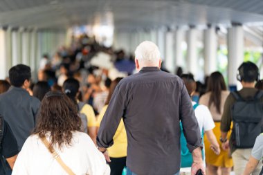 Şehir caddesinde yürüyen isimsiz insan kalabalığı