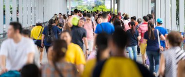 Şehir caddesinde yürüyen isimsiz insan kalabalığı