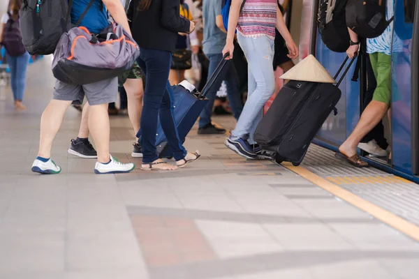 Gros plan des jambes et des chaussures marchant dans la rue de la ville — Photo