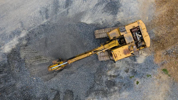 Gammal grävmaskin, uppifrån, tagen med drönare — Stockfoto