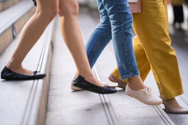 Närbild av ben och skor går på gatan i staden — Stockfoto