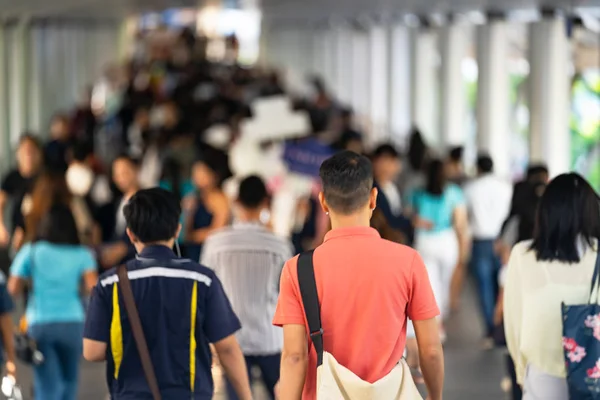 Folle di persone anonime che camminano per la strada della città — Foto Stock