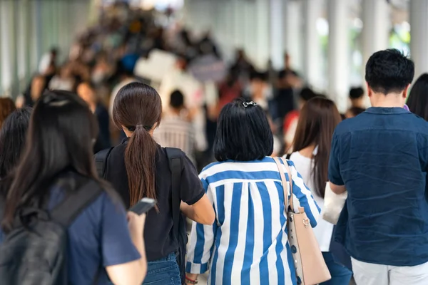 Folle di persone anonime che camminano per la strada della città — Foto Stock