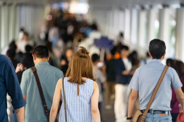 Folle di persone anonime che camminano per la strada della città — Foto Stock