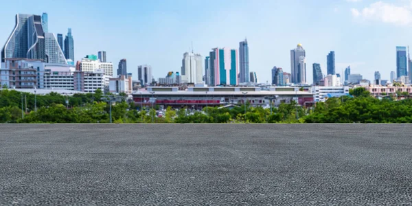 Piso de hormigón vacío panorámico y césped verde en hermoso parque —  Fotos de Stock