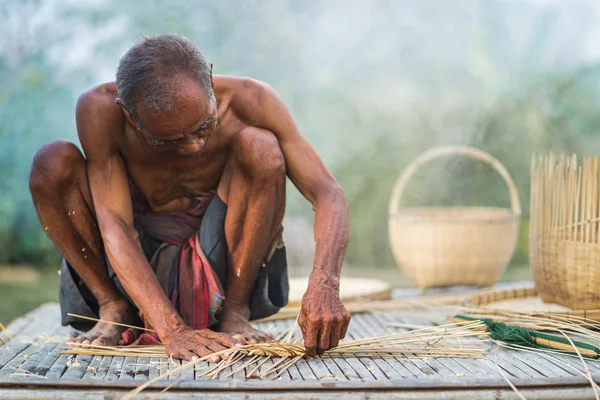 Yaşlı adam ve bambu zanaat, Tayland yerlilerin yaşam tarzı — Stok fotoğraf