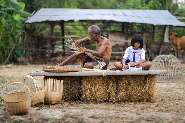 Starší muž a bambusový člun se studentkou, životní styl — Stock fotografie