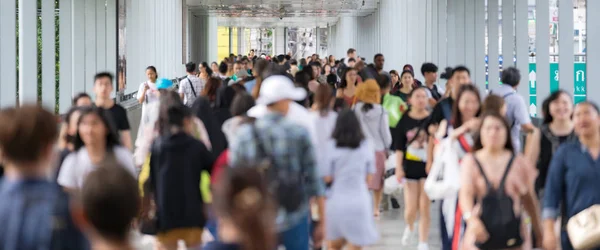 Folle di persone anonime che camminano per la strada della città — Foto Stock